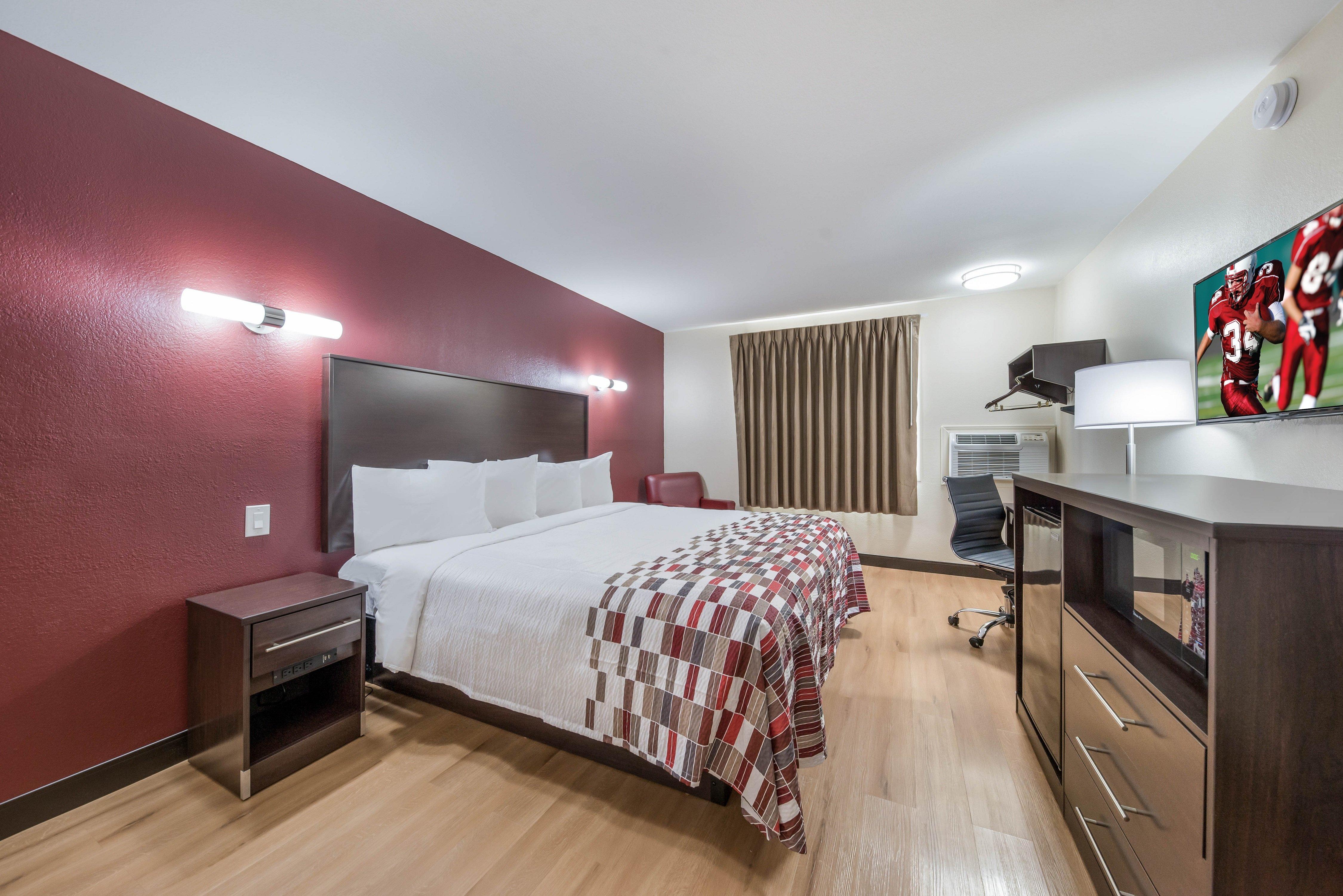 Red Roof & Hotel 2*
