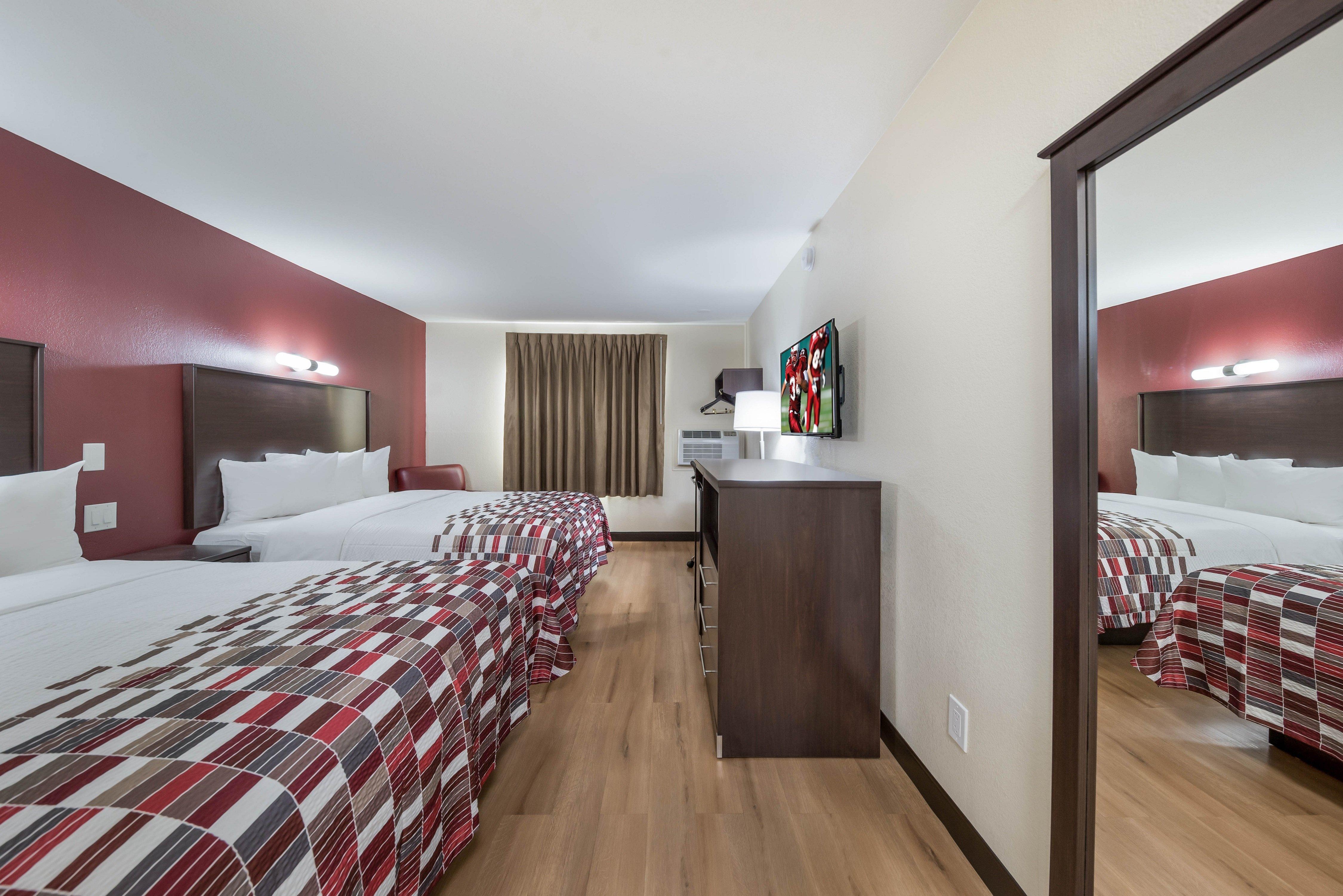 Red Roof & Hotel 2*