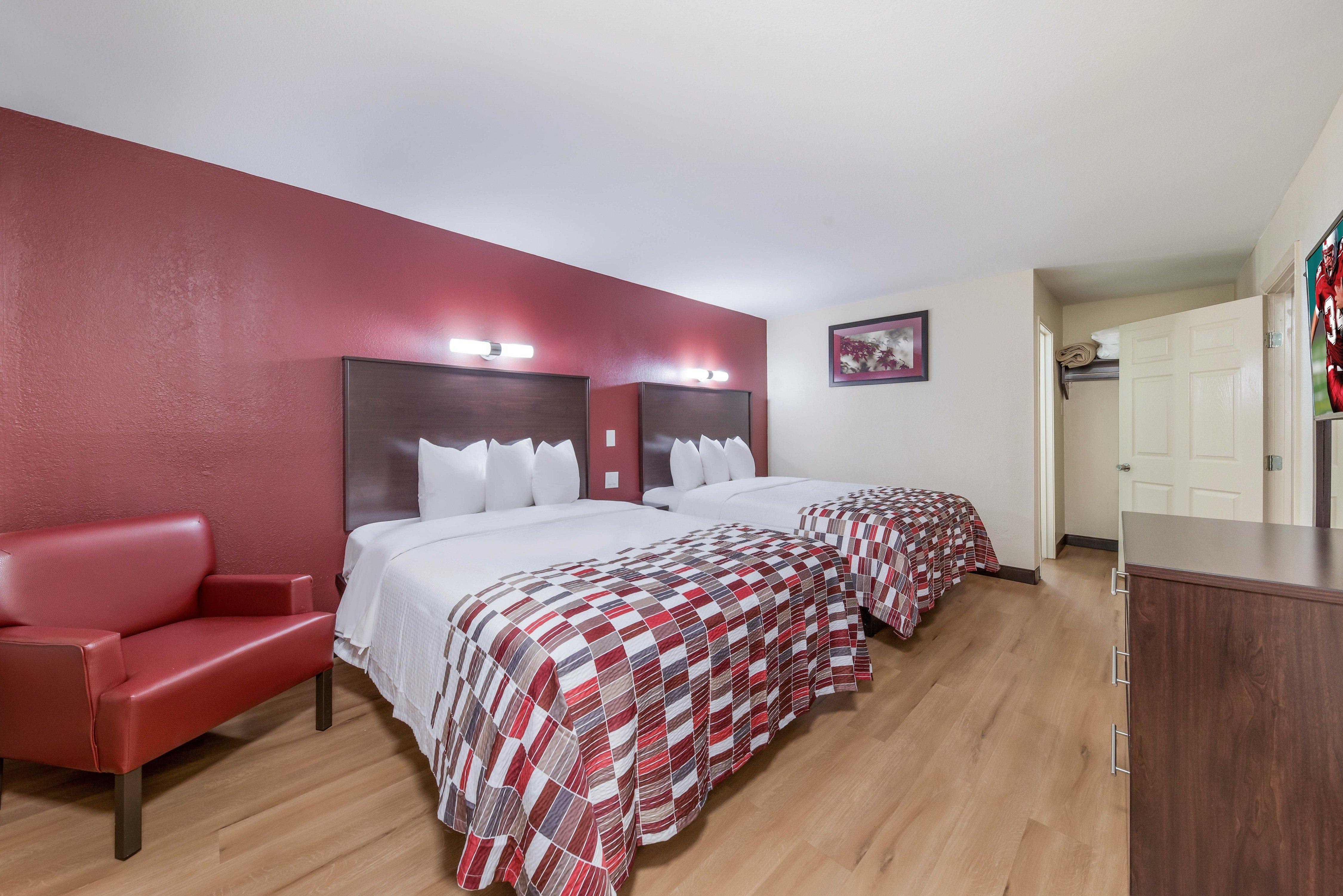 Red Roof & Hotel